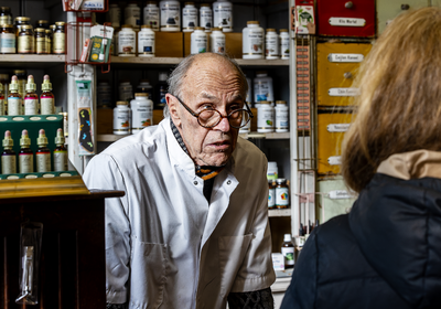 913407 Portret van Hans Rijkhof (85) van Drogisterij Woortman (Neude 3) te Utrecht.